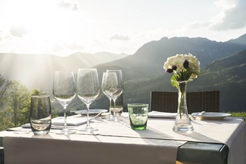 Luxushotel: Restauran Johann Grill Terrasse - Kempinski Hotel Berchtesgaden