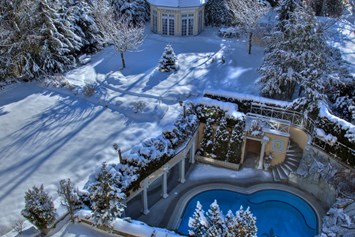 Luxushotel: Außenpool und Garten im Winter - Hotel, Kneipp & Spa Fontenay "le petit château"