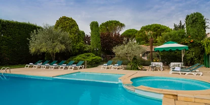 Luxusurlaub - Hotel-Schwerpunkt: Luxus & Familie - Beheizter Außenpool an sonnigen Tagen - Auberge de Cassagne & Spa