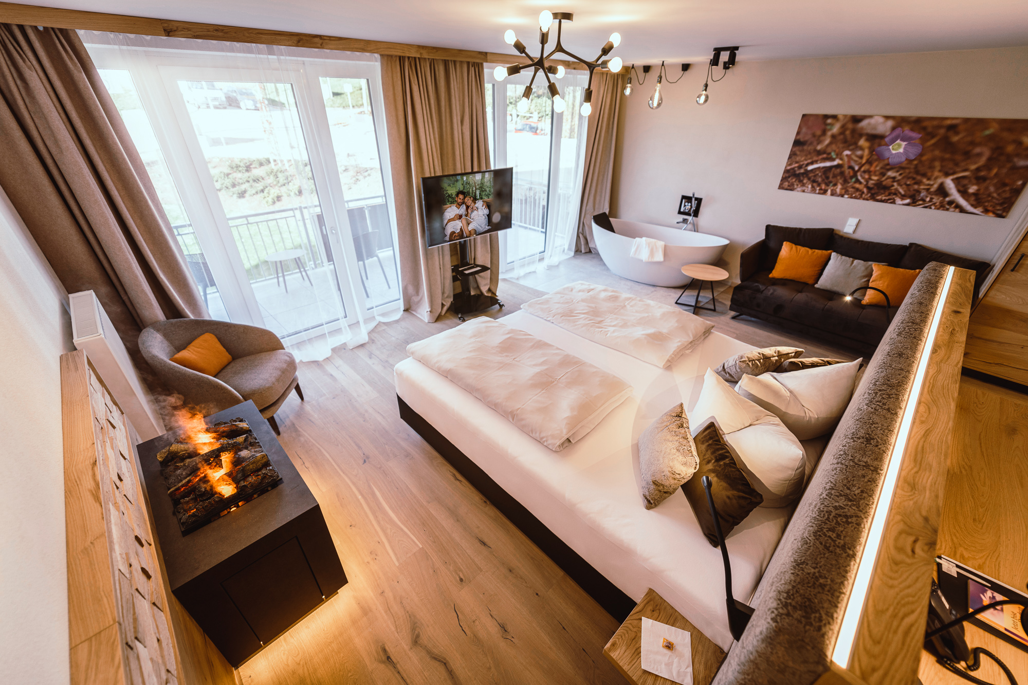 Luxushotel: Suite "Erde" mit freistehender Designbadewanne und Elektrokamin - Landrefugium Obermüller | 360 ° Glück | 4,5 Sterne
