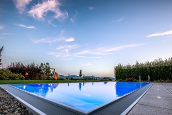 Luxushotel: Infinity-Außenpool im großzügig angelegten Wellnessgarten mit Panoramablick  - Landrefugium Obermüller | SPA & Naturresort | 360 ° Glück | 4,5 Sterne