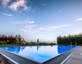 Luxushotel: Infinity-Außenpool im großzügig angelegten Wellnessgarten mit Panoramablick  - Landrefugium Obermüller | SPA & Naturresort | 360 ° Glück | 4,5 Sterne