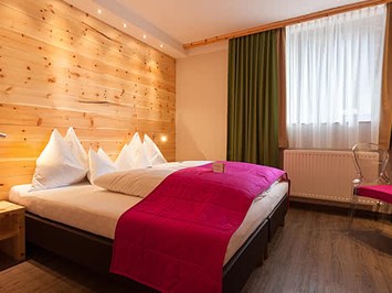 Hotel DIE SONNE Zimmerkategorien Zirbensuite 2-5 Personen | ab 50 m²