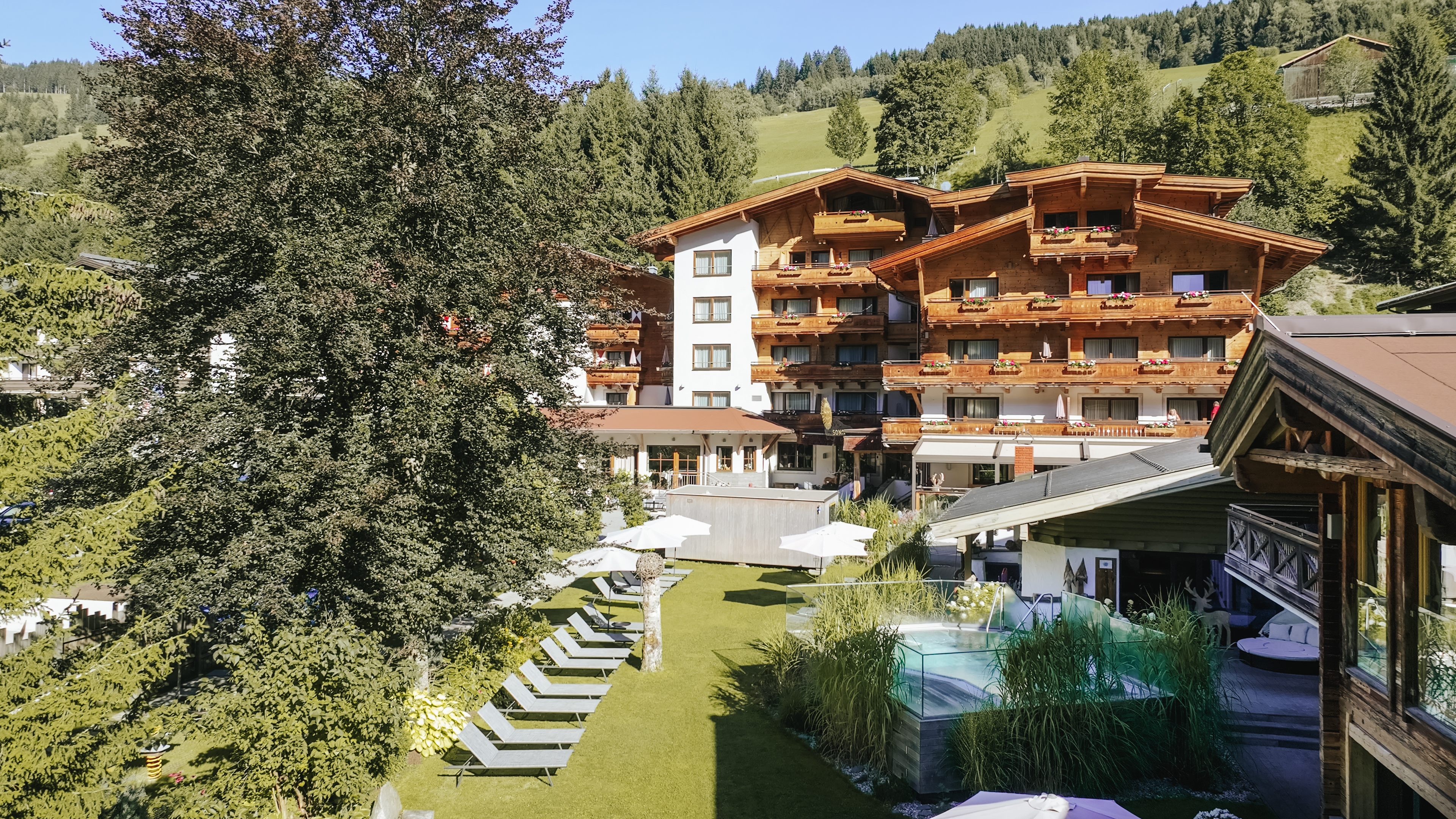 Luxushotel: Außenansicht mit Whirlpool - ALL INCLUSIVE Hotel DIE SONNE****s