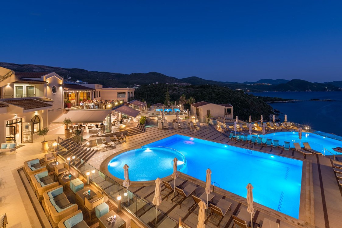 Luxushotel: Außenansicht / Pool - Sivota Diamond Spa Resort