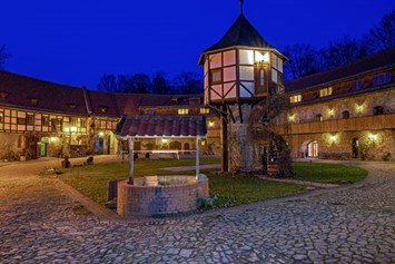 Luxushotel: Innenhof bei Nacht - Wasserschloss Westerburg