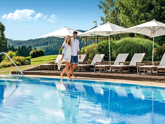 Luxushotel: Der ganzjährig beheizte Außenpool  - Wellness & SPA Resort Mooshof