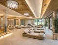 Luxushotel: Einer der großzügigen Ruheräume mit herrlicher Aussicht - Wellness & SPA Resort Mooshof 