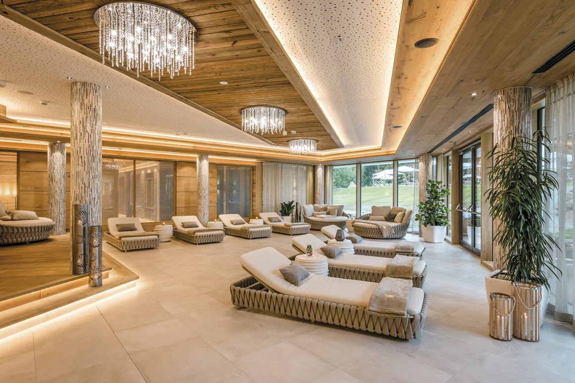 Luxushotel: Einer der großzügigen Ruheräume mit herrlicher Aussicht - Wellness & SPA Resort Mooshof