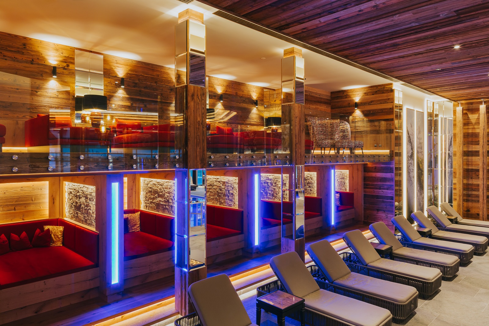 Luxushotel: Ruhe-Galerie im Bereich des Innenpools - Ortner's Resort*****