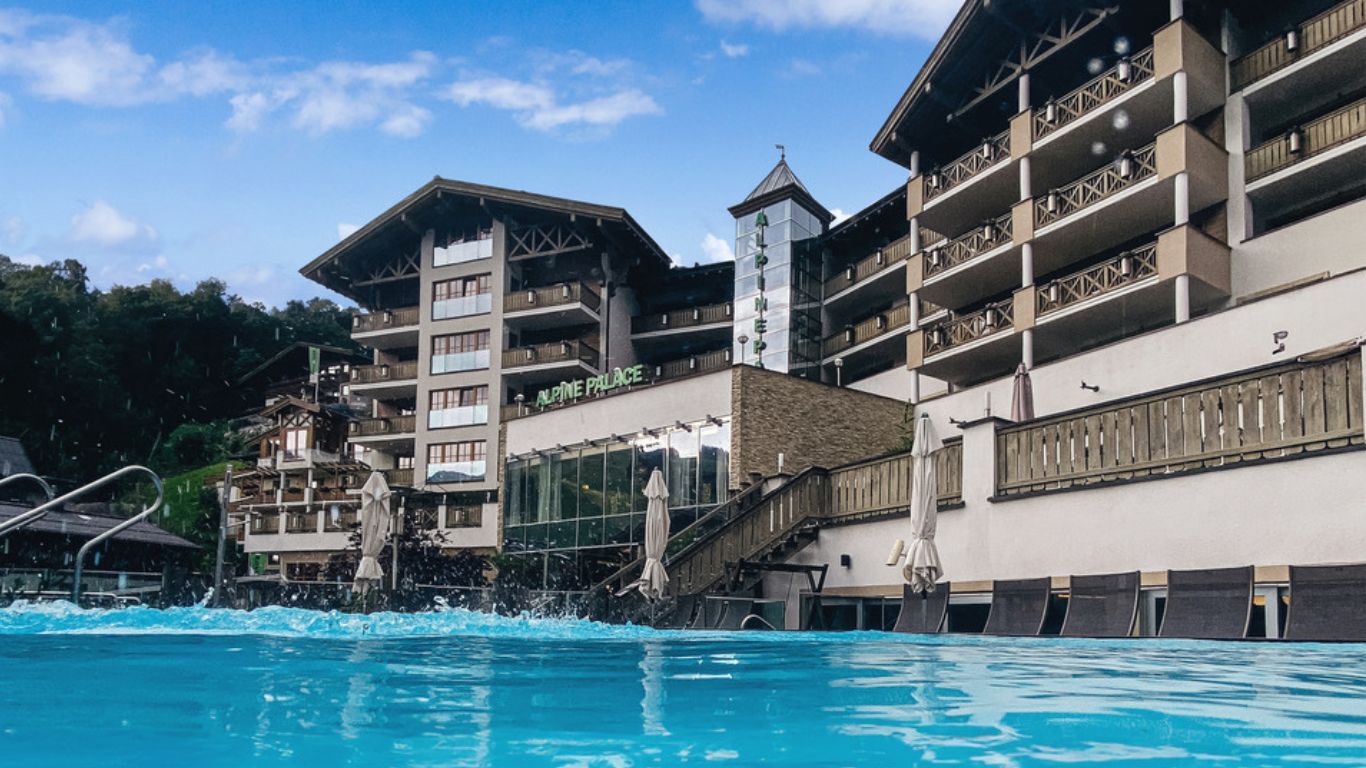 Luxushotel: Außenansicht Sommer Hotel Alpine Palace -  5* Hotel Alpine Palace