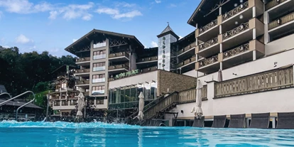Luxusurlaub - Hotel-Schwerpunkt: Luxus & Sport - Außenansicht Sommer Hotel Alpine Palace -  5* Hotel Alpine Palace