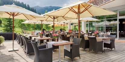 Luxusurlaub - Bar: Poolbar - Kempinski Hotel Das Tirol