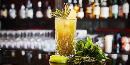 Luxusurlaub - Bar: Poolbar - Kempinski Hotel Das Tirol