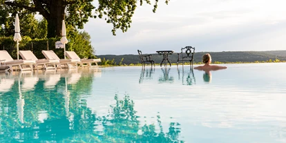 Luxusurlaub - Bar: Poolbar - Schwimmen bis zum Horizont im Steirerhof Bad Waltersdorf - Hotel & Spa Der Steirerhof Bad Waltersdorf