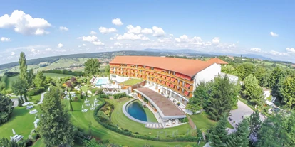 Luxusurlaub - Bar: Poolbar - Panoramaansicht Hotel Der Steirerhof Bad Walterdorf - Hotel & Spa Der Steirerhof Bad Waltersdorf