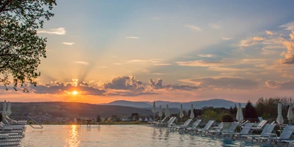 Luxusurlaub - Bar: Poolbar - Traumhafte Sonnenuntergänge  - Hotel & Spa Der Steirerhof Bad Waltersdorf