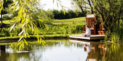 Luxusurlaub - Bar: Poolbar - Rückzugsorte im wunderschönen Garten-Spa - Hotel & Spa Der Steirerhof Bad Waltersdorf