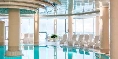 Luxusurlaub - Bar: Poolbar - Innentherme vom Hotel Der Steirerhof Bad Waltersdorf - Hotel & Spa Der Steirerhof Bad Waltersdorf