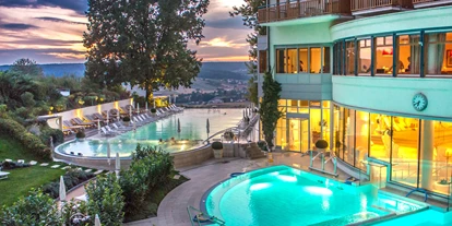 Luxusurlaub - Bar: Poolbar - Badelandschaft im Hotel Der Steirerhof Bad Waltersdorf - Hotel & Spa Der Steirerhof Bad Waltersdorf