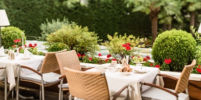Luxusurlaub - Sen Jan di Fassa - Terrasse mit Gartenblick - Classic Hotel Meranerhof