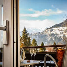 Luxushotel: Zimmer mit Balkon und Blick auf Bad Gastein und die Gasteiner Bergwelt - CESTA GRAND  Aktivhotel & Spa