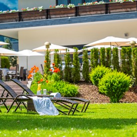 Luxushotel: Unsere Liegewiese mit Blick auf unsere Terrasse - CESTA GRAND  Aktivhotel & Spa