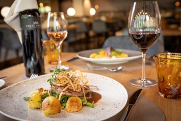 Luxushotel: Genießen Sie unsere leckeren Speisen in unserem Restaurant "Herd & Seele" - CESTA GRAND  Aktivhotel & Spa