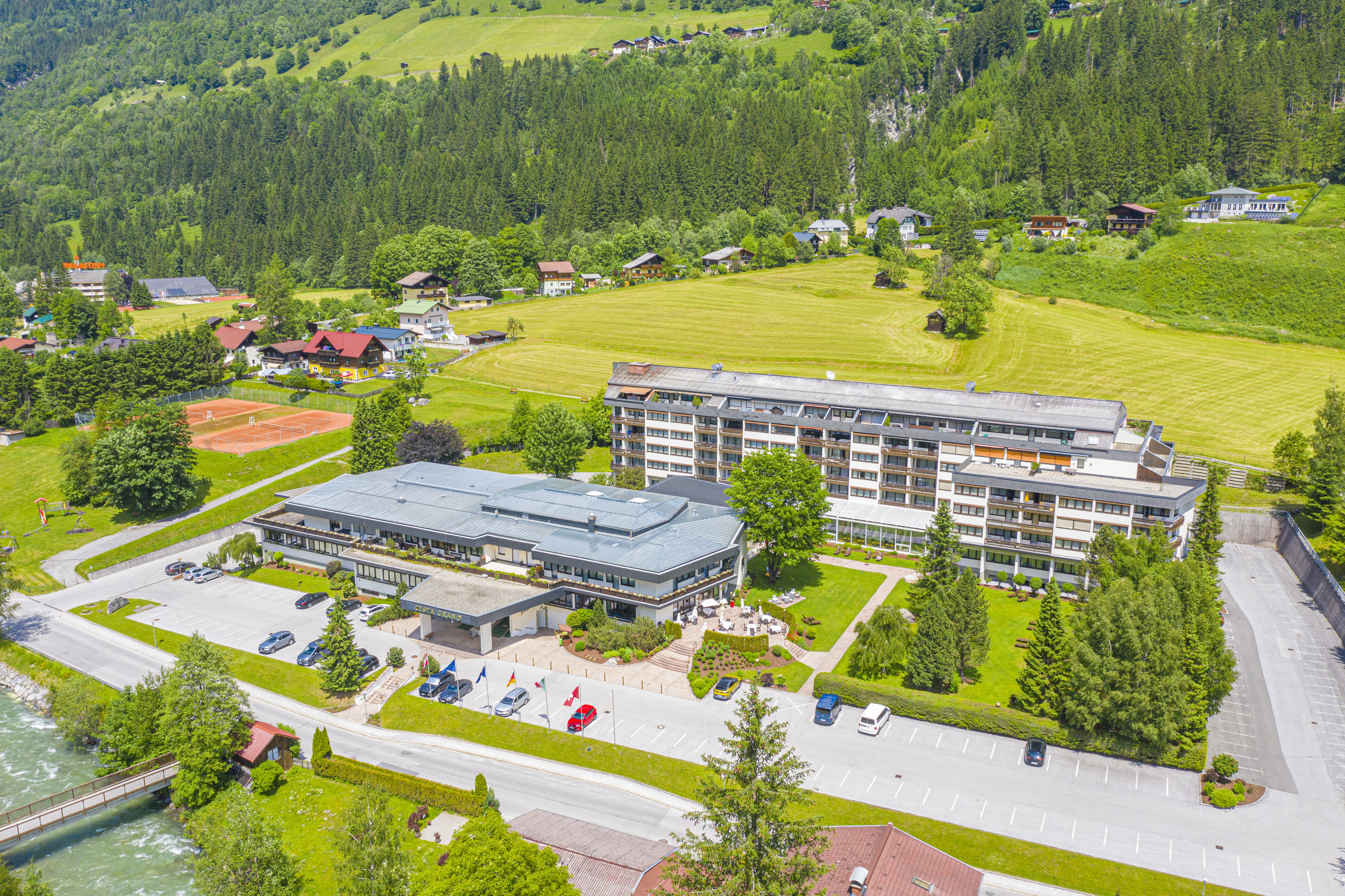 Luxusurlaub - Salzburg - Drohnenaufnahme Sommer: Hotel und Golfplatz - EUROPÄISCHER HOF Bad Gastein