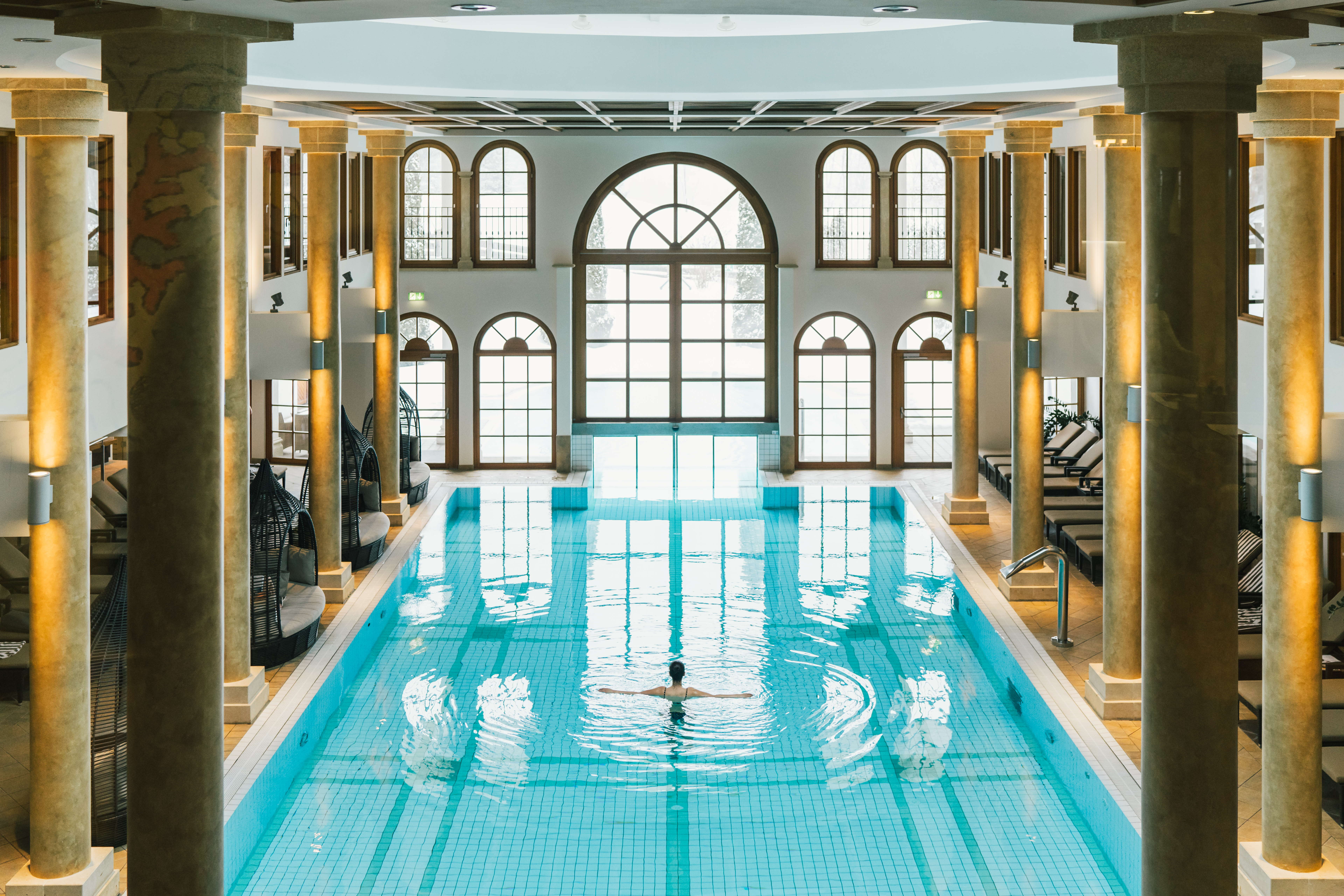 Luxushotel: Innenpool - Schlosshotel Kitzbühel - THE SPA MOMENTUM