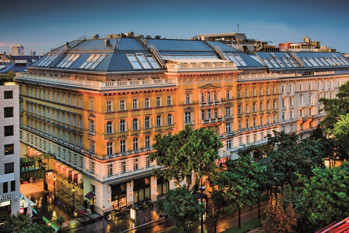Luxushotel: Das Grand Hotel ist zum einen lebende Legende der epochalen K&K-Monarchie und zum anderen eine luxuriöse Unterkunft für alle, die gewohnt sind die allerhöchsten Ansprüche zu stellen. Das Grand Hotel Wien befindet sich im Zentrum von Wien, am Kärntner Ring, in unmittelbarer Nähe der Wiener Staatsoper, der berühmten Kärntner Straße und des Stephansdoms. - Grand Hotel Wien