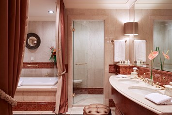 Luxushotel: Die luxuriösen Badezimmer sind mit Marmor gestaltet und mit einem Doppelwaschbecken ausgestattet - Grand Hotel Wien