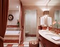 Luxushotel: Die luxuriösen Badezimmer sind mit Marmor gestaltet und mit einem Doppelwaschbecken ausgestattet - Grand Hotel Wien