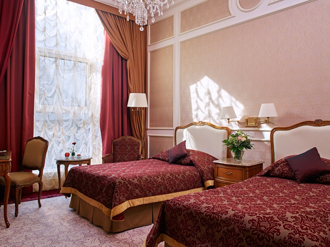 Luxushotel: Die Zimmer strahlen Wärme und Gemütlichkeit auf einer Größe von 30 bis 35 Quadratmetern aus. Den Gästen steht ein großer Schreibtisch und alle weiteren Annehmlichkeiten, die man von einem Luxus Hotel erwartet, zur Verfügung. - Grand Hotel Wien