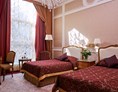 Luxushotel: Die Zimmer strahlen Wärme und Gemütlichkeit auf einer Größe von 30 bis 35 Quadratmetern aus. Den Gästen steht ein großer Schreibtisch und alle weiteren Annehmlichkeiten, die man von einem Luxus Hotel erwartet, zur Verfügung. - Grand Hotel Wien
