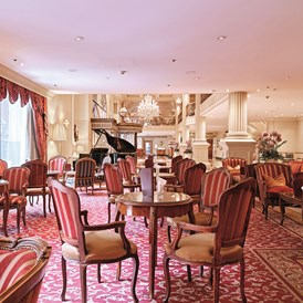 Luxushotel: Die Lounge-Bar "Rosengarten", ebenerdig gelegen, ist Teil der beeindruckenden Lobby des Grand Hotel Wien und etablierter Treffpunkt für lokale und internationale Gäste. - Grand Hotel Wien