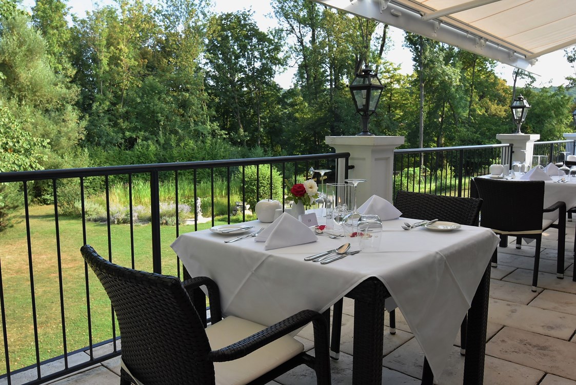 Luxushotel: Restaurant-Terrasse  - Schlosspark Mauerbach 