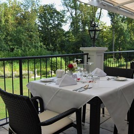 Luxushotel: Restaurant-Terrasse  - Schlosspark Mauerbach 