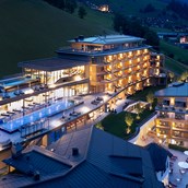 Luxusurlaub: Aussenansicht Resort Sommer - DAS EDELWEISS Salzburg Mountain Resort