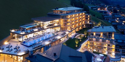 Luxusurlaub - Saunalandschaft: Aromasauna - Aussenansicht Resort Sommer - DAS EDELWEISS Salzburg Mountain Resort