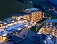 Luxushotel: Aussenansicht Resort Sommer - DAS EDELWEISS Salzburg Mountain Resort