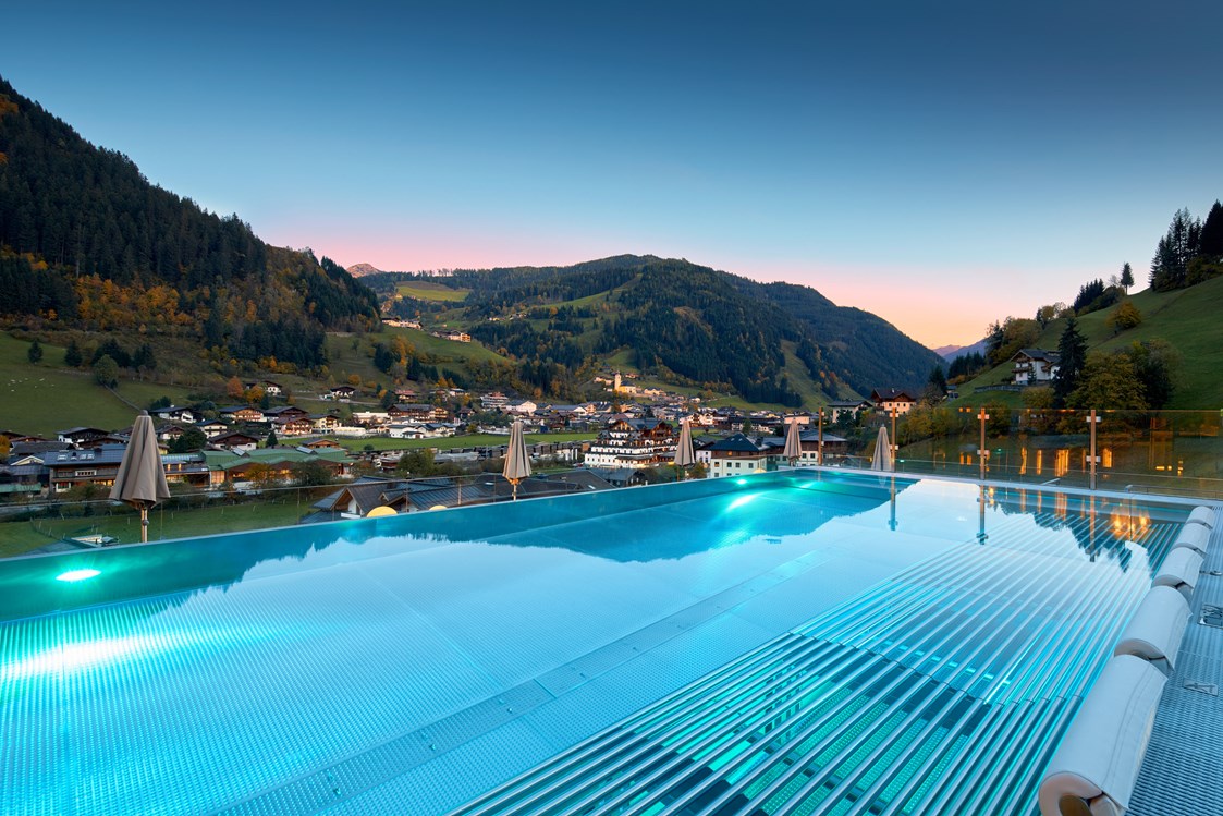 Luxushotel: Infinity Pool - DAS EDELWEISS Salzburg Mountain Resort