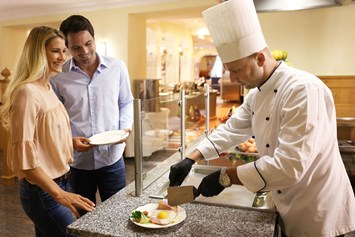 Luxushotel: Frühstück vom Buffet mit frisch gekochten Eierspezialitäten! - Schlosshotel Lacknerhof****S Flachau
