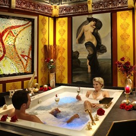 Luxushotel: Ein Bad im Whirlpool des Partner-Spa! - Schlosshotel Lacknerhof****S Flachau