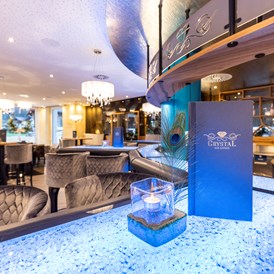 Luxushotel: Die neue "CRYSTAL"-Lounge lädt zum gemütlichen Verweilen bei einem frischen Cocktail ein. - Schlosshotel Lacknerhof****S Flachau