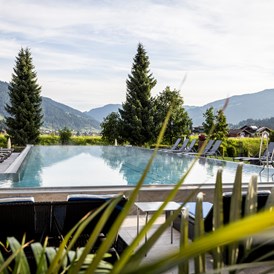 Luxushotel: Unser Außenpool mit Blick auf die umliegenden Berge! - Schlosshotel Lacknerhof****S Flachau