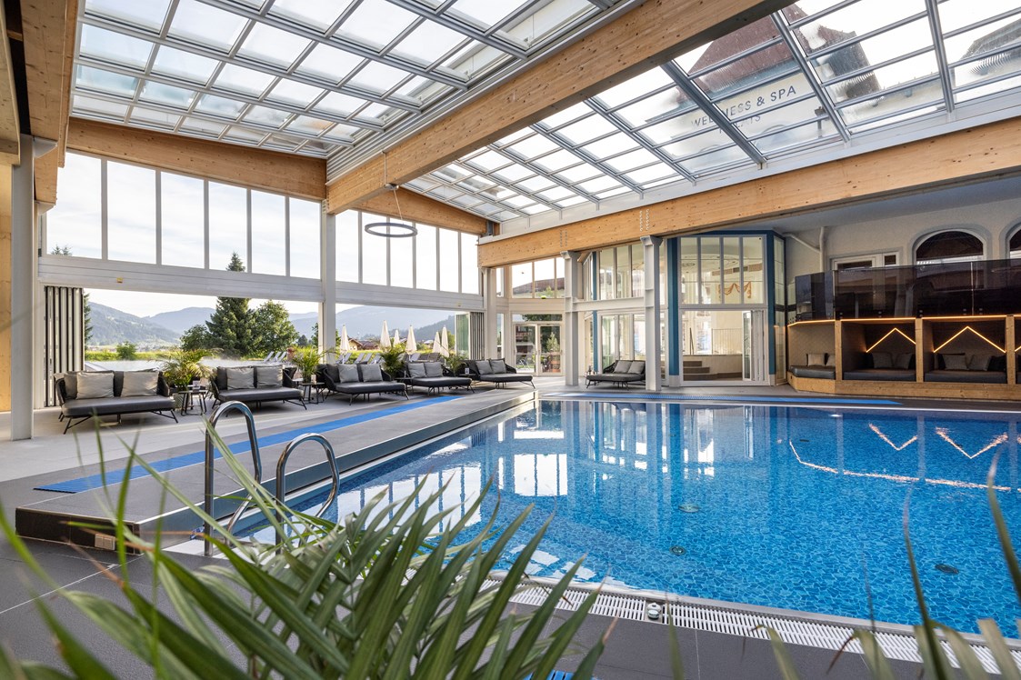 Luxushotel: Schwimmbad mit Entspannungsliegen und Cabrio-Dach! - Schlosshotel Lacknerhof****S Flachau