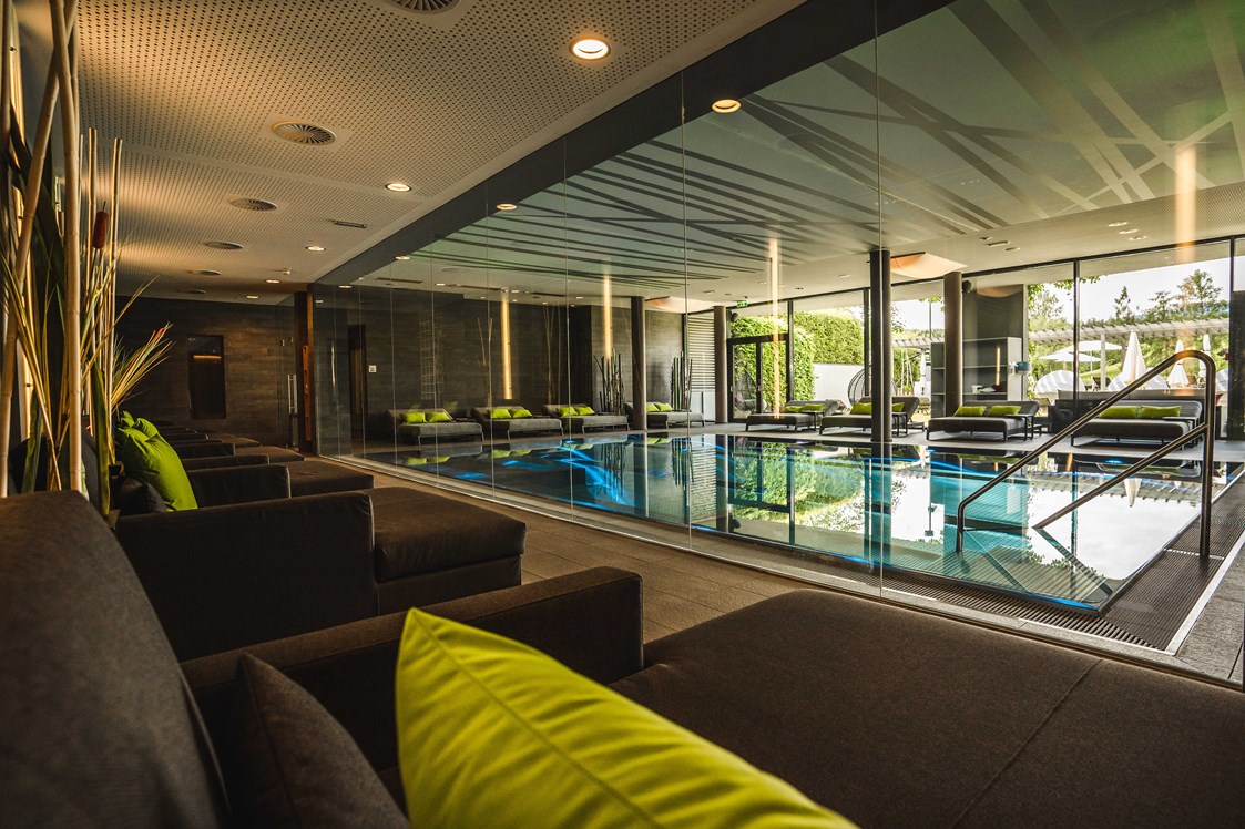 Luxushotel: Indoor Infinitypool mit großer Glasfront zum Ritzensee - Ritzenhof****S - Hotel & Spa am See