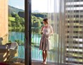 Luxushotel: Balkon des Doppelzimmers Seeblick mit traumhaftem Ausblick auf den Ritzensee - Ritzenhof****S - Hotel & Spa am See