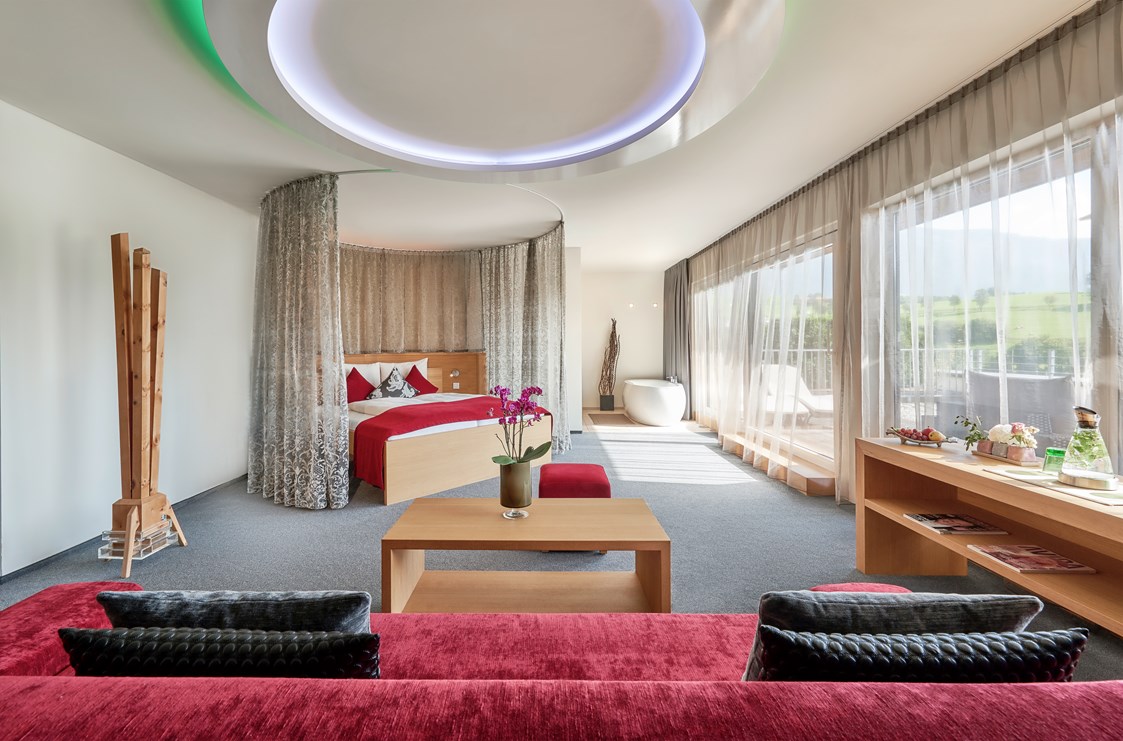 Luxushotel: Panorama-Suite mit freistehender Badewanne, großzügiger Dachterrasse und Blick auf den Ritzensee sowie den Gletscher des Kitzsteinhorns - Ritzenhof****S - Hotel & Spa am See